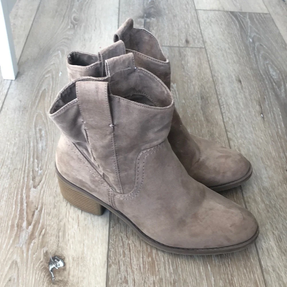 Women’s bootie, light brown, size 8.5.